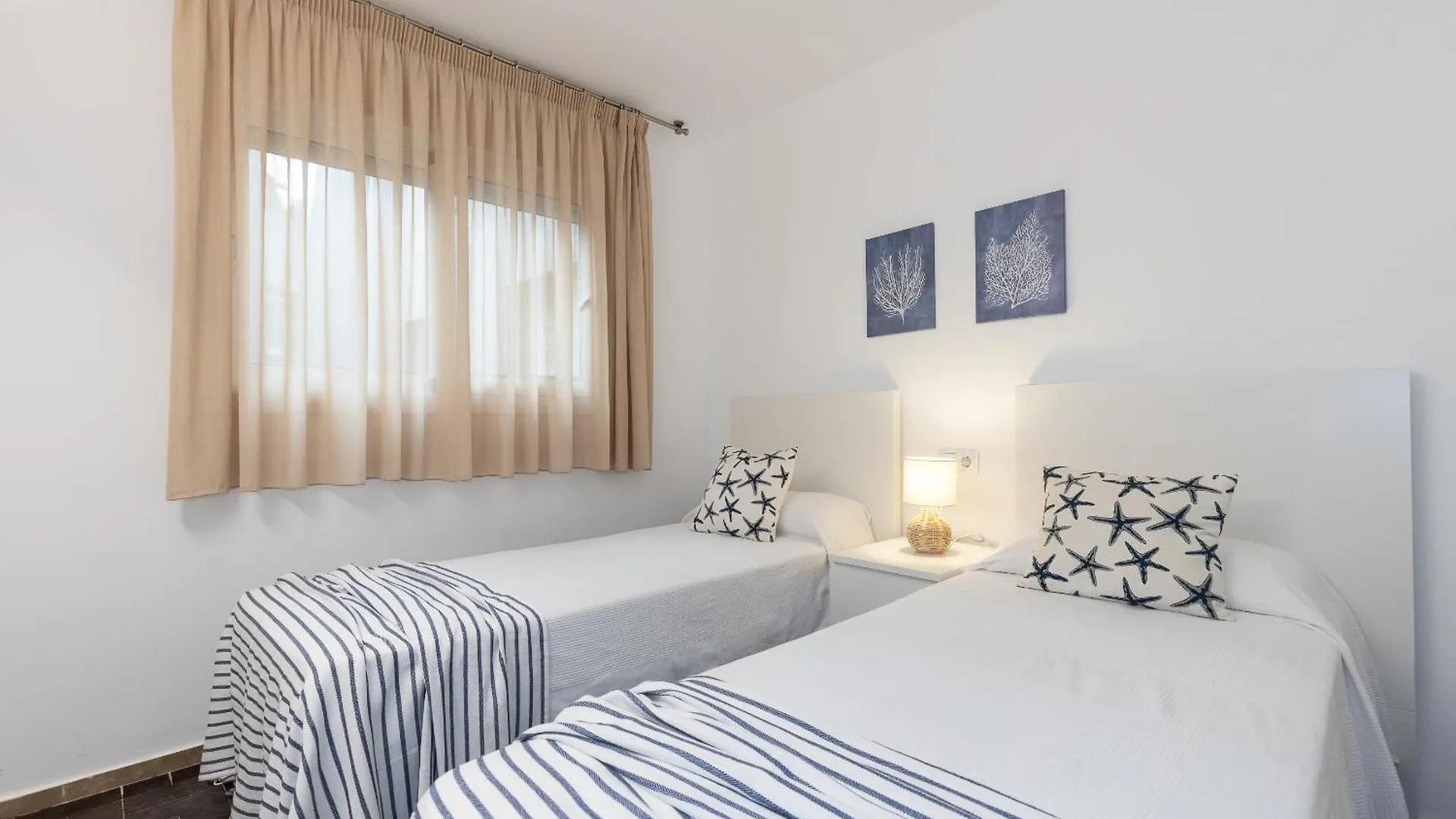 Uhc Dms Family Apartments Cambrils 0*,  España