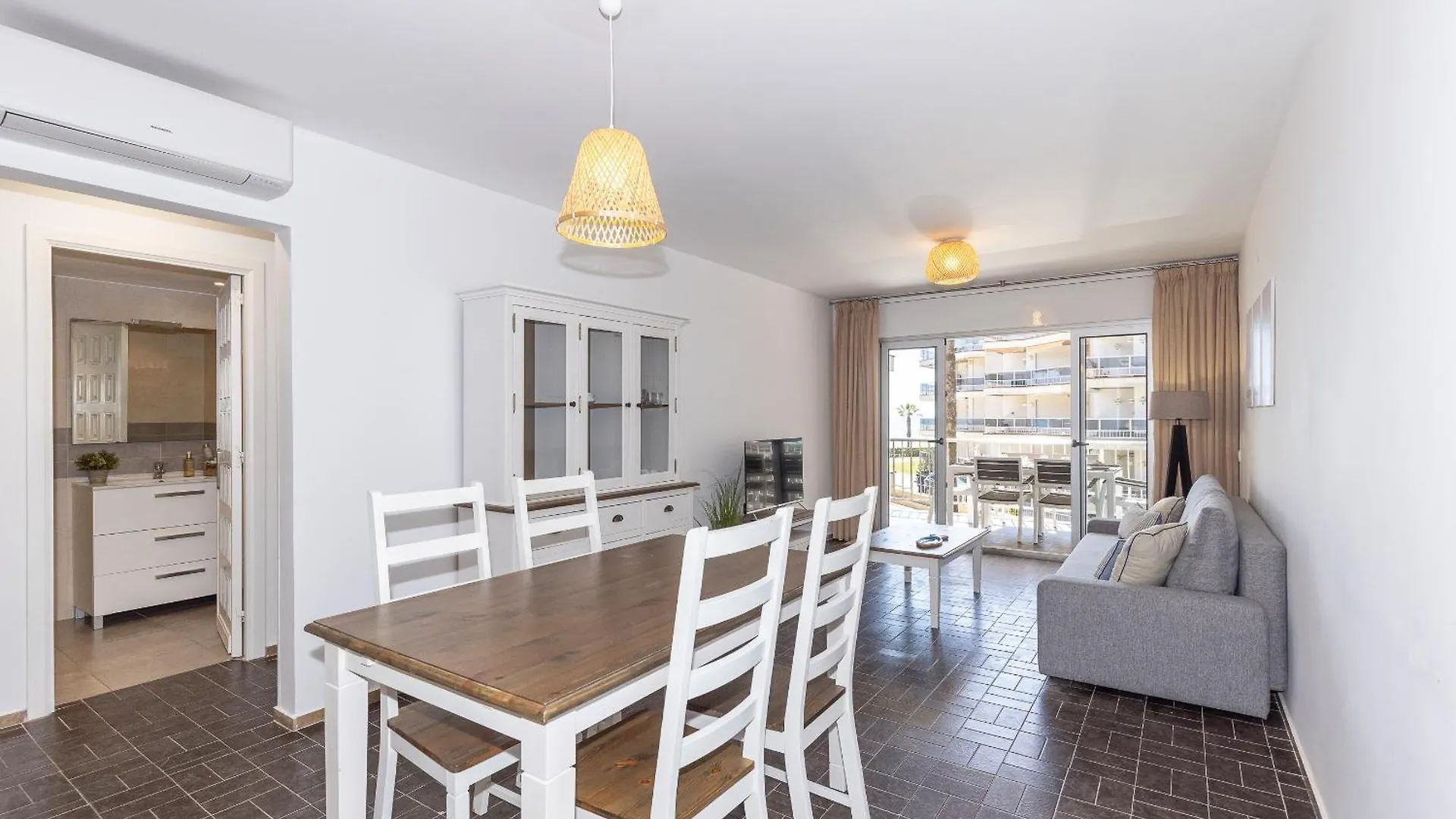 Uhc Dms Family Apartments Cambrils