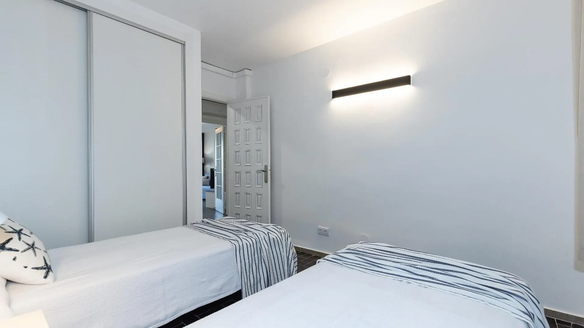 Uhc Dms Family Apartments Cambrils 0*,  España