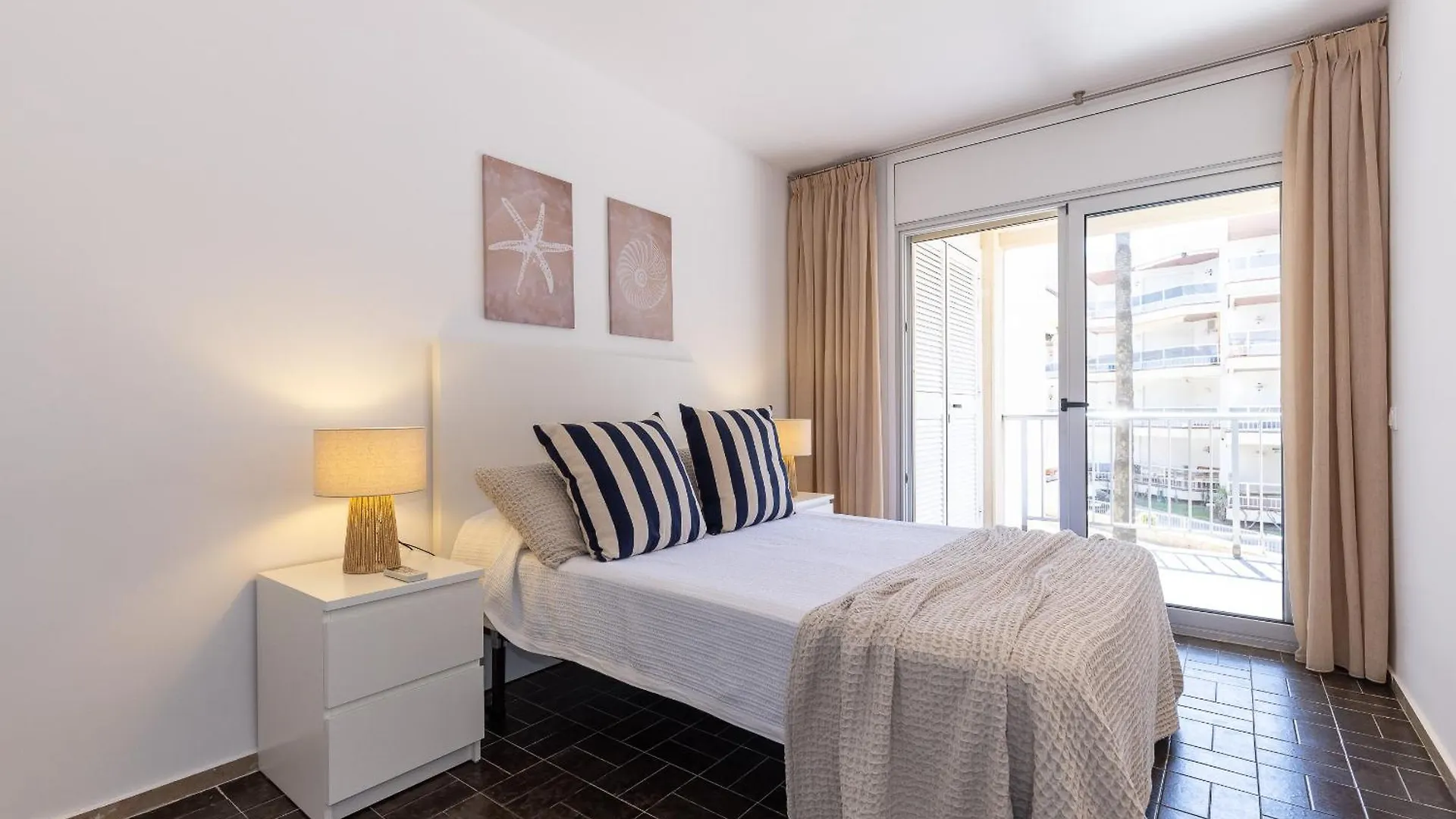 Uhc Dms Family Apartments Cambrils